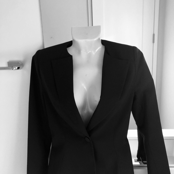 Structured Black Single-Button Tailored Blazer. Size 0 - Picture 7 of 14